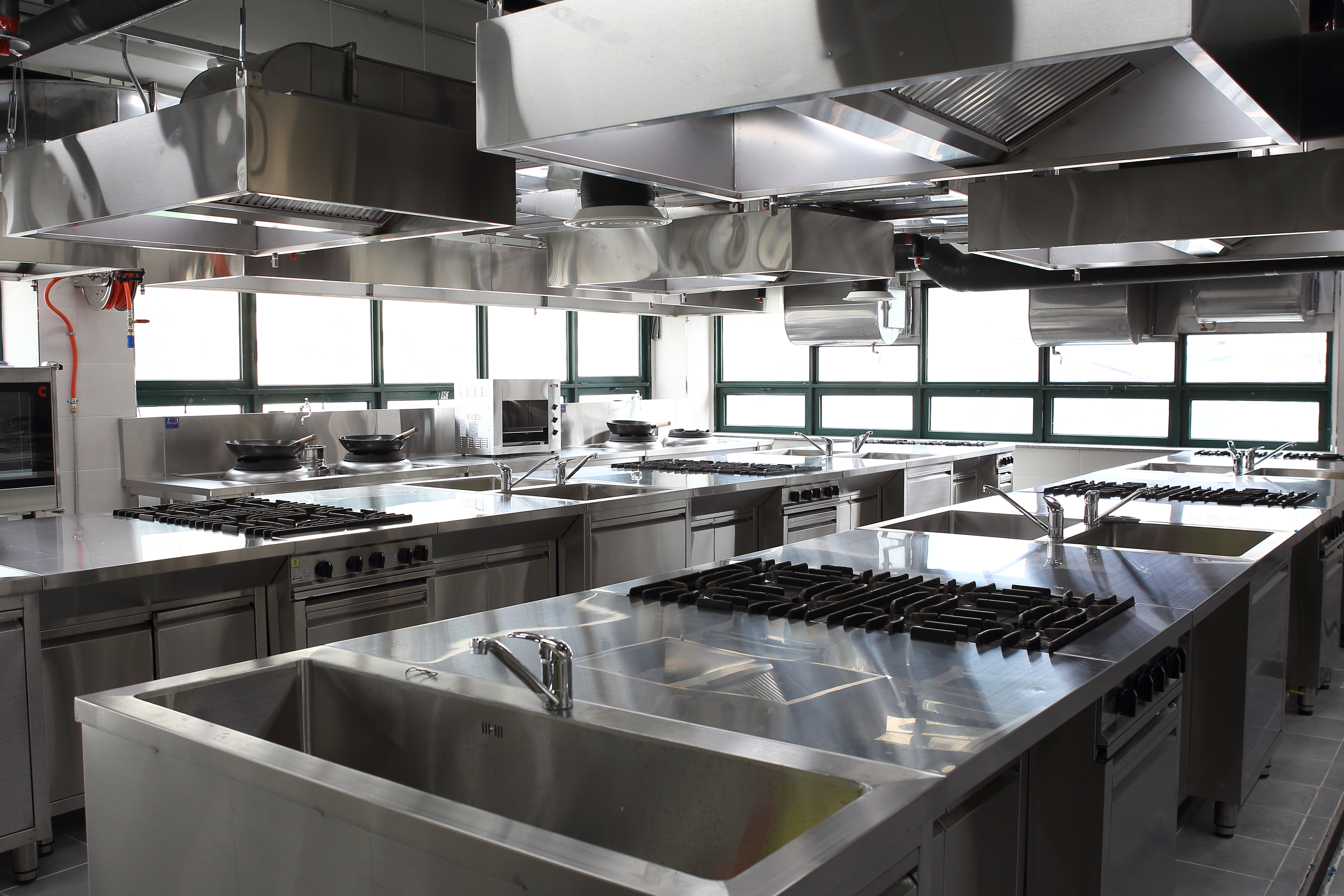 미용, 조리, 식음료, 항공 실습실